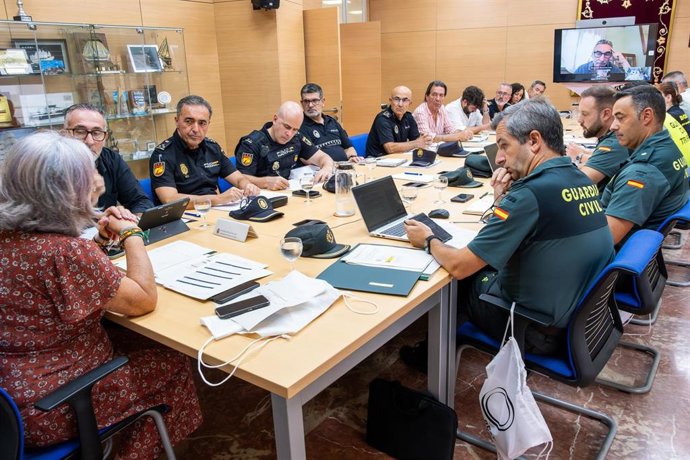 La subdelegada del Gobierno en Cádiz, Blanca Flores, este jueves una reunión para diseñar el dispositivo de Seguridad Vial y Tráfico de la Vuelta Ciclista a España a su paso por la provincia.
