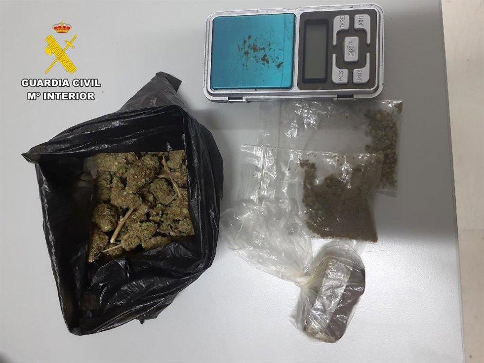 Durante la búsqueda del ahora detenido la Guardia Civil localizó bajo un vehículo estacionado en la zona una mochila que coincidía con la que portaba el joven cuando huía y que contenía cerca de 30 gramos de hachís, polen y cogollos de marihuana.