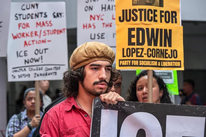 8 de agosto de 2026, Nova York, Nova York, EUA: A coalizão ICE OUT of NY realiza um protesto na Times Square para homenagear a vida de Edwin Lopez-Cornejo, que morreu sob custódia do ICE na prisão privada da GEO, Delaney Hall, em Nova Jersey. A coalizão e