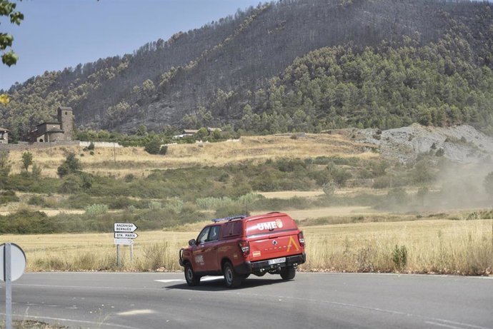 Bomberos trabajan en las tareas de extinción del incendio de Las Peñas de Riglos.