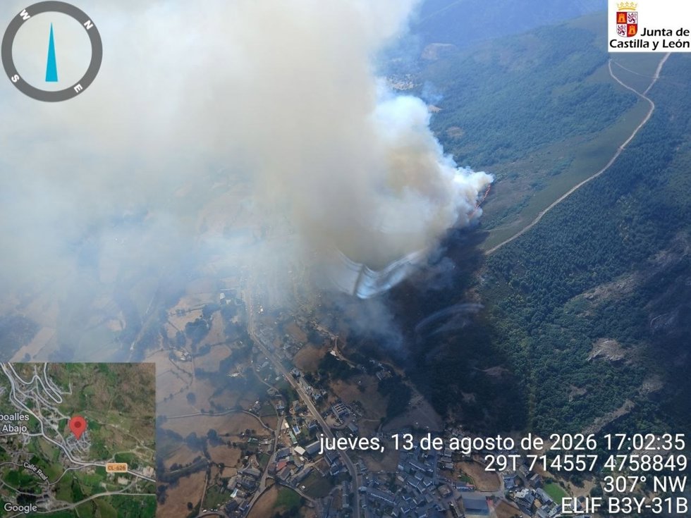 Sube a gravedad 2 el incendio de Caboalles de Abajo (León) en el que trabaja un operativo de 25 medios