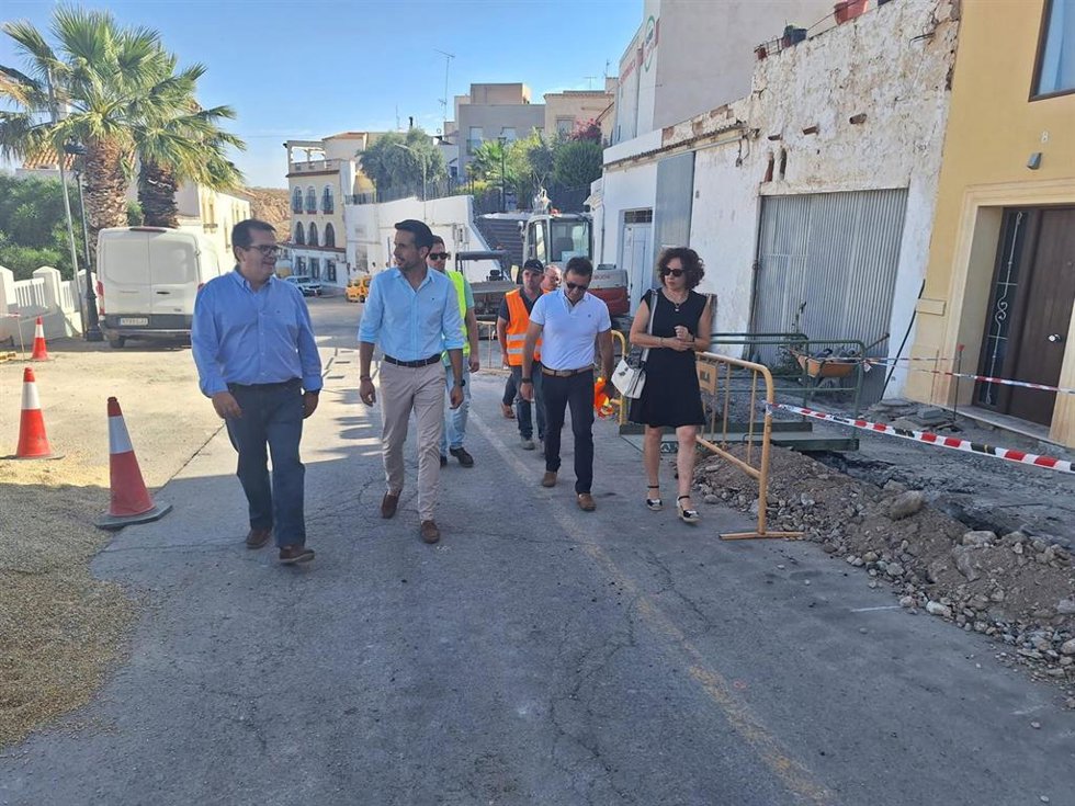 El diputado de Fomento de la Diputación de Almería, Antonio Jesús Rodríguez, visita junto al alcalde de Sorbas, Juan Francisco González, las actuaciones que se ejecutan en el municipio.