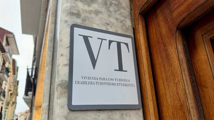Cartel de vivienda turística en imagen de archivo. 
