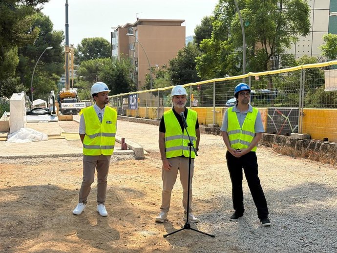 L'alcalde de Barcelona, Jaume Collboni, durant una atenció als mitjans després de la seva visita a les obres d'instal·lació de la primera rampa mecànica de la ciutat, al carrer de la Poesia del barri de Montbau