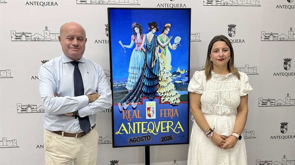 El alcalde de Antequera (Málaga), Manuel Barón, y la teniente de alcalde delegada de Fiestas Mayores y Tradiciones, Elena Melero.