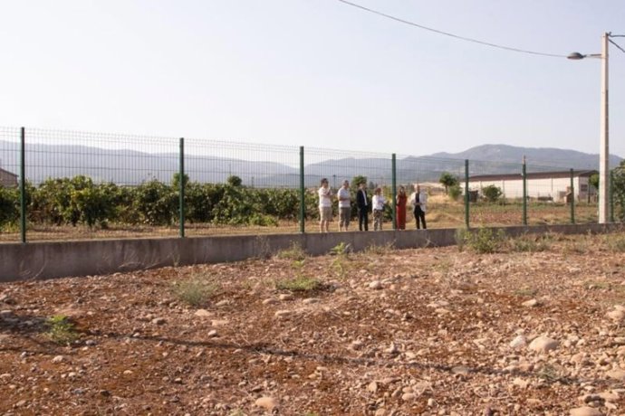 El consejero de Política Local, Infraestructuras y Lucha contra la Despoblación, Daniel Osés, y la alcaldesa de Manjarrés, Pilar Martínez, junto al director general de Política Local y Lucha contra la Despoblación, Óscar León