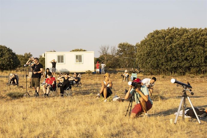 Varias personas durante el eclipse solar total de 2026, a 12 de agosto de 2026, en Sigüenza, Guadalajara, Castilla-La Mancha (España). 