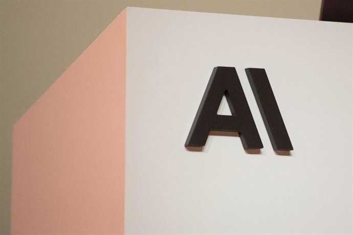 Archivo - FILED - 06 May 2026, US, San Francisco: FILE PHOTO - The logo of the Artificial intelligence company Anthropic is on display at an event hosted by the company. Photo: Andrej Sokolow/dpa