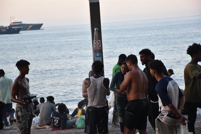 Cientos de personas migrantes reciben atención sanitaria de profesionales del INGESA y voluntarios de Cruz Roja, en la playa del Trampolín, a 7 de agosto de 2026, en Ceuta (España). 