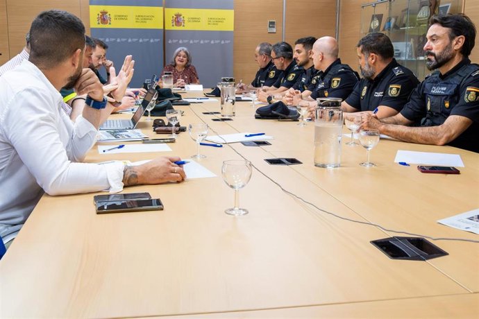 La subdelegada del Gobierno en Cádiz, Blanca Flores, preside una reunión con representantes de la Federación Andaluza de Fútbol y de las Fuerzas de Seguridad del Estado de cara al inicio de la temporada de fútbol.