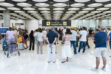 Varias personas en la zona de llegadas de la T4, a 9 de agosto de 2026, en Madrid (España).