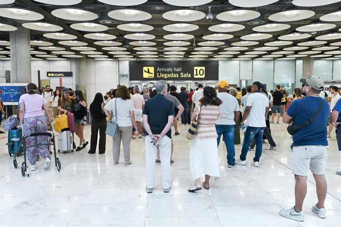 Varias personas en la zona de llegadas de la T4, a 9 de agosto de 2026, en Madrid (España).