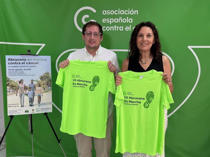 El alcalde de Abrucena, Ismael Gil, y la presidenta de la AECC en Almería, Magdalena Cantero, durante la presentación de la VII 'Abrucena en marcha contra el cáncer'.