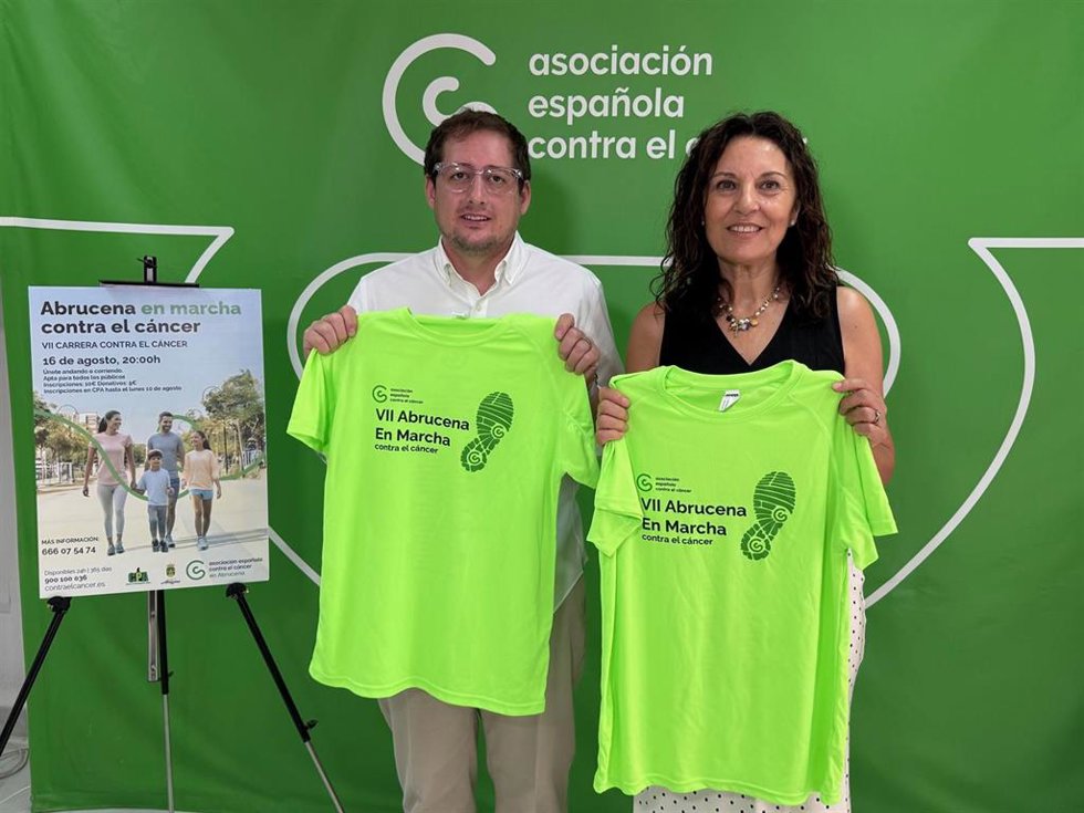 El alcalde de Abrucena, Ismael Gil, y la presidenta de la AECC en Almería, Magdalena Cantero, durante la presentación de la VII 'Abrucena en marcha contra el cáncer'.