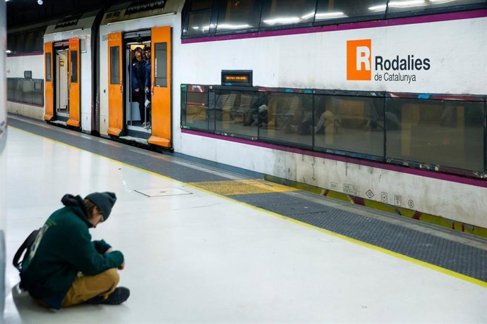 Archivo - Viajeros cogen un tren en la Estación de Sants en una imagen de archivo