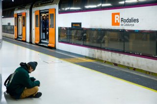 Archivo - Arxiu - Viatgers agafen un tren en l'Estació de Sants en una imatge d'arxiu