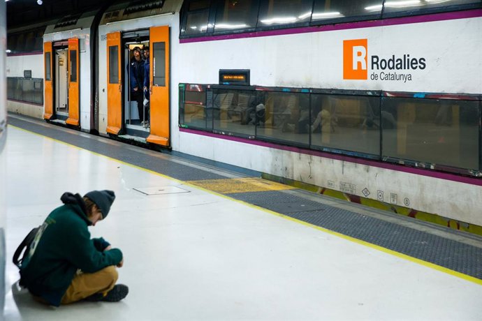 Archivo - Arxiu - Viatgers agafen un tren en l'Estació de Sants en una imatge d'arxiu