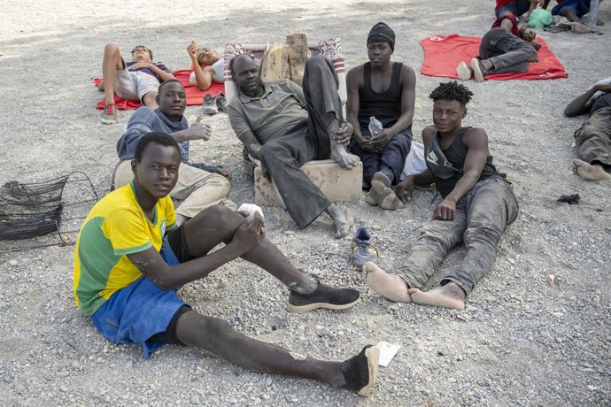 Varios migrantes, a 1 de agosto de 2026, en Ceuta (España). Tras la crisis migratoria desatada el pasado jueves 30 de julio, el flujo de personas cruzando a nado desde Marruecos a Ceuta ha finalmente cesado durante la mañana de este sábado. El movimiento 