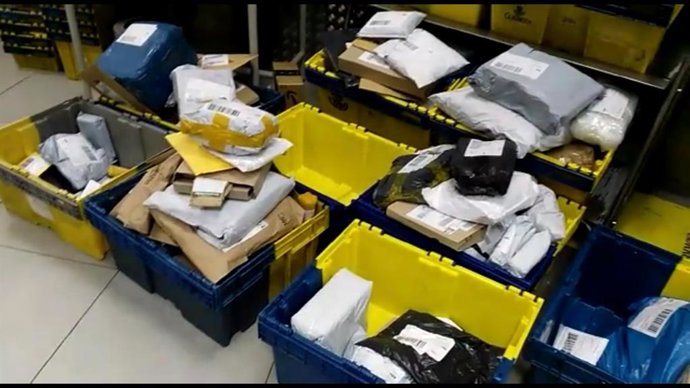 Archivo - Cartas y paquetes en una oficina de Correos/Archivo