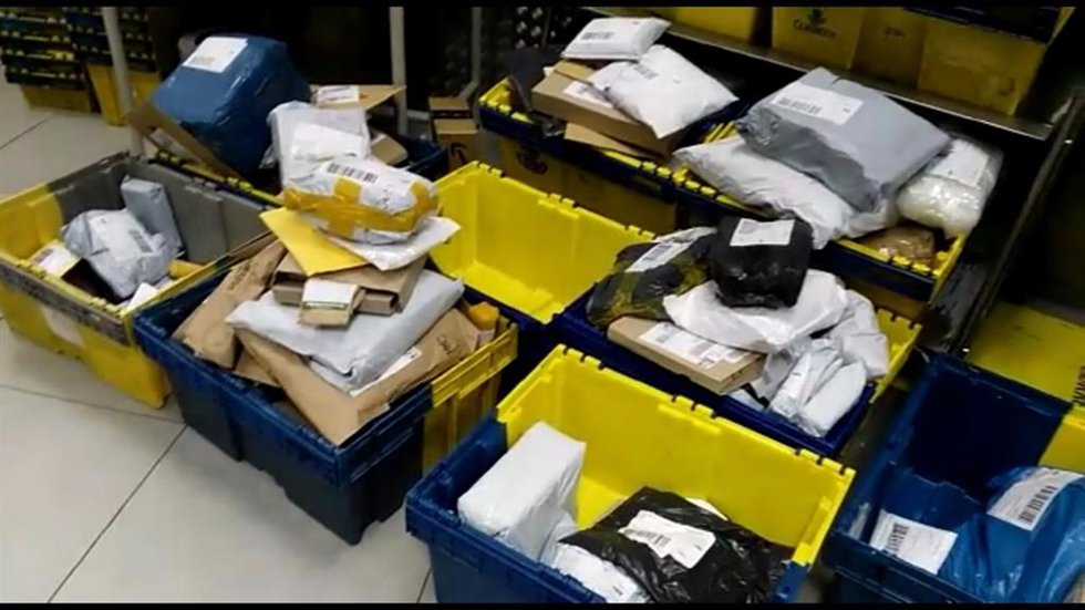 Archivo - Cartas y paquetes en una oficina de Correos/Archivo