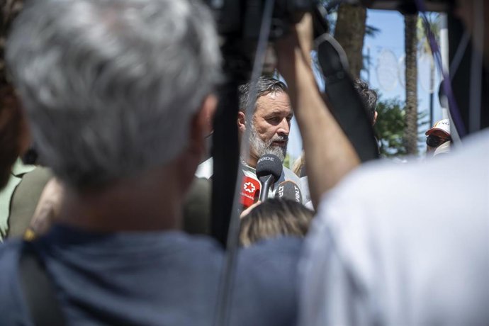 El presidente de VOX, Santiago Abascal, atiende a los medios, en la plaza de África, a 2 de agosto de 2026, en Ceuta (España). El presidente de VOX se encuentra en Ceuta para abordar las consecuencias de la crisis migratoria.