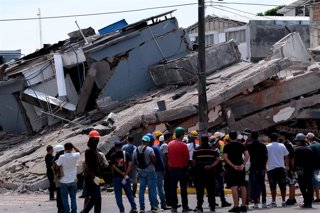 Un grupo de personas observa los efectos del terremoto de 7,4 en la ciudad de Cali, Colombia 