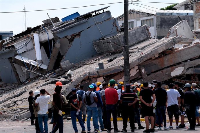 Un grupo de personas observa los efectos del terremoto de 7,4 en la ciudad de Cali, Colombia 