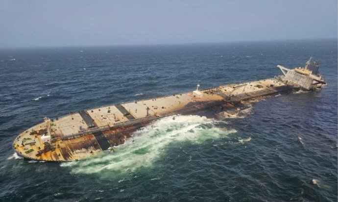 Un petrolero de la 'flota fantasma' de Rusia encallado frente a las costas de Omán