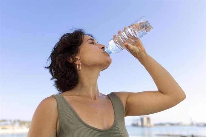 Toda Extremadura, excepto el sur de Badajoz, permanecerán este viernes en aviso amarillo por altas temperaturas Archivo - Mujer bebiendo agua