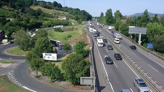 Retenciones de 5 kilómetros en el peaje de Irun de la AP-8 por afluencia de vehículos
