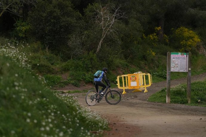 Archivo - Arxivo - Una tanca indica la prohibició de l'accés al Parc Natural de Collserola, a 12 de març de 2026, a Barcelona, Catalunya (Espanya)
