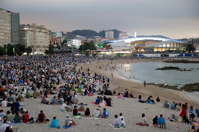 Personas preparadas para ver el eclipse en A Coruña