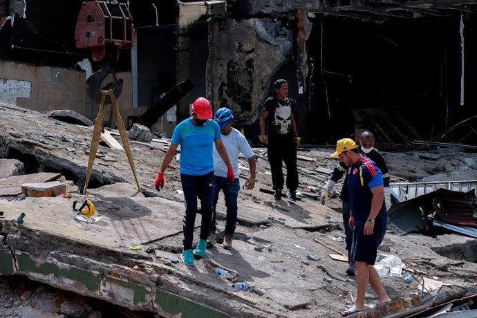 12 de agosto de 2026, Cali, Valle del Cauca, Colômbia: Pessoas se reúnem em frente a prédios desabados em Cali, na Colômbia, em 12 de agosto de 2026, para ajudar em várias operações de resgate após um terremoto de magnitude 7,4 que atingiu as cidades de Q
