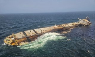 Un petrolero de la 'flota fantasma' de Rusia encallado frente a las costas de Omán    REMITIDA / HANDOUT por AMBREY  13/8/2026