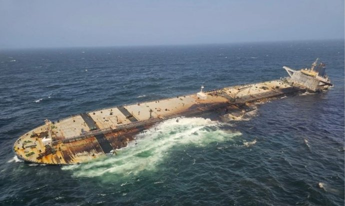 Un petrolero de la 'flota fantasma' de Rusia encallado frente a las costas de Omán    REMITIDA / HANDOUT por AMBREY  13/8/2026