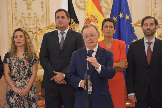 El presidente de la Ciudad Autónoma de Ceuta, Juan Jesús Vivas (c), ofrece declaraciones a los medios tras su encuentro con la ministra de Defensa, en el Palacio de la Asamblea, a 12 de agosto de 2026, en Ceuta (España).
