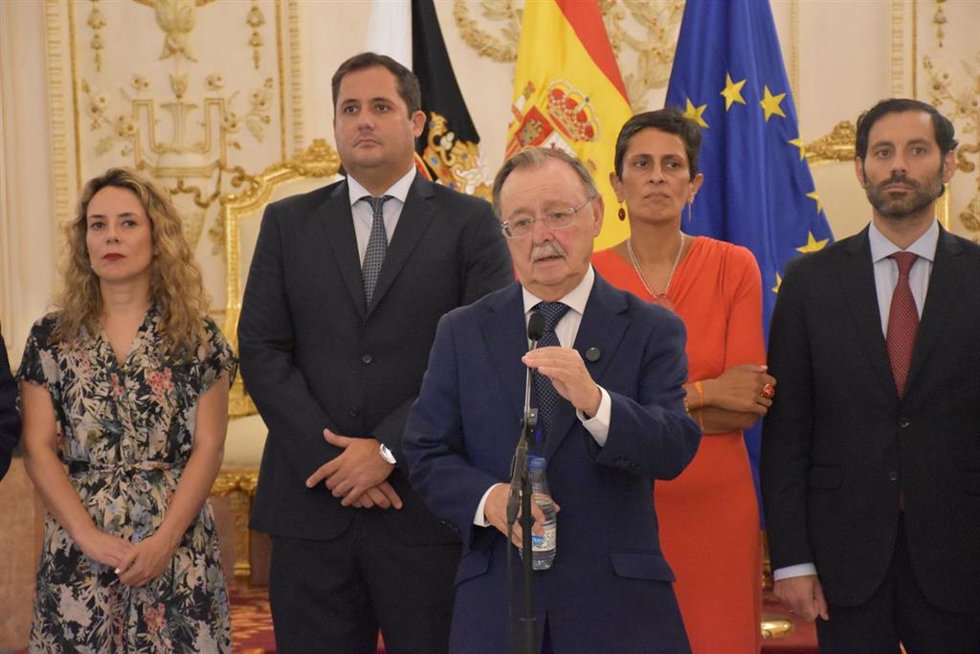 El presidente de la Ciudad Autónoma de Ceuta, Juan Jesús Vivas (c), ofrece declaraciones a los medios tras su encuentro con la ministra de Defensa, en el Palacio de la Asamblea, a 12 de agosto de 2026, en Ceuta (España).