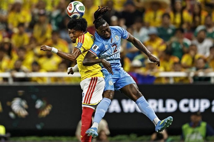 Archivo - 23 June 2026, Mexico, Zapopan: Colombia's Johan Mojica (L) battles for the ball with DR Congo's Aaron Wan-Bissaka during the 2026 FIFA World Cup Group K soccer match between Colombia and DR Congo at Guadalajara Stadium. Photo: Heuler Andrey/ZUMA