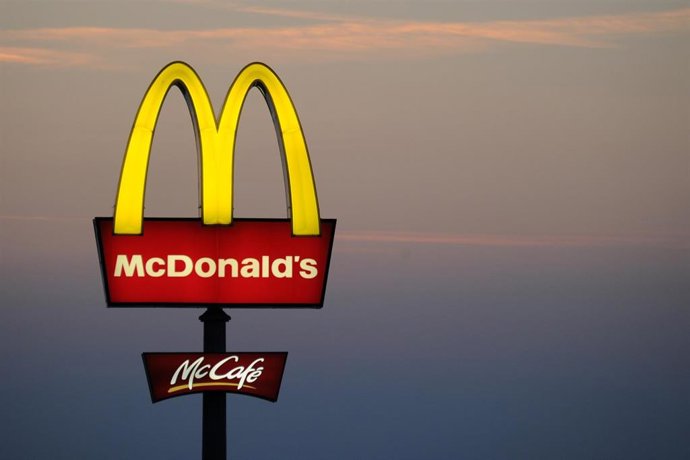 Archivo - Cartel de McDonald's en un resturante ubicado en Sulzemoos (Alemania).