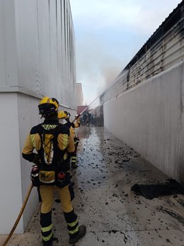 Bomberos del Ibanat actúan en el incendio.