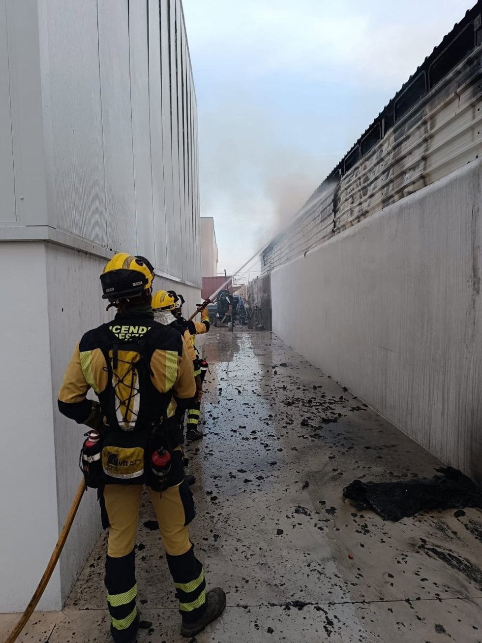 Bomberos del Ibanat actúan en el incendio.