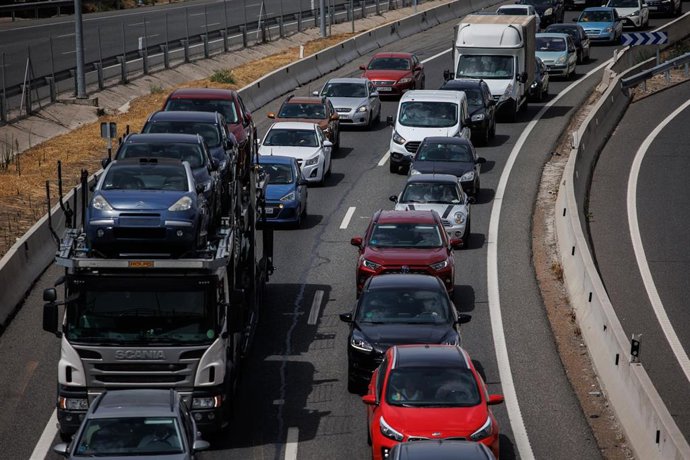 Archivo - Numerosos vehículos circulan por la autovía A-3, el primer día de la tercera operación salida del verano de 2022, a 12 de agosto de 2022, en Madrid (España)
