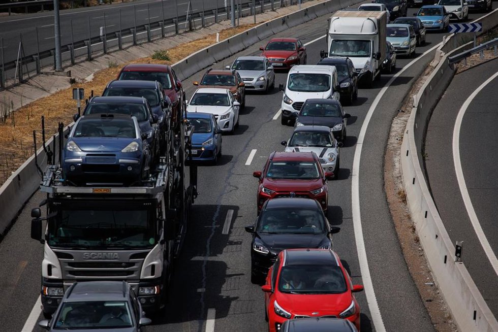 Archivo - Numerosos vehículos circulan por la autovía A-3, el primer día de la tercera operación salida del verano de 2022, a 12 de agosto de 2022, en Madrid (España)
