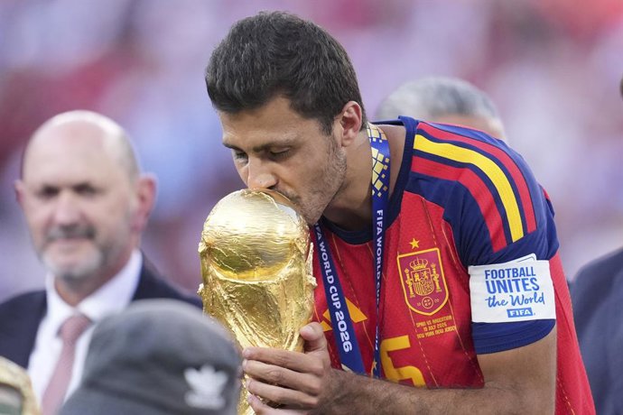 Rodri Hernandez, da Espanha, comemora com o troféu após conquistar a Copa do Mundo da FIFA de 2026, durante a partida da final da Copa do Mundo da FIFA de 2026 entre Espanha e Argentina, no New York New Jersey Stadium, em 19 de julho de 2026, em East Ruth