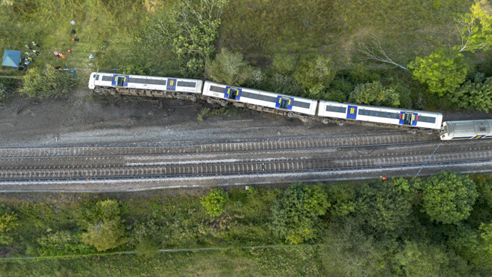 Vista aérea de un tren descarrilado en Lewes