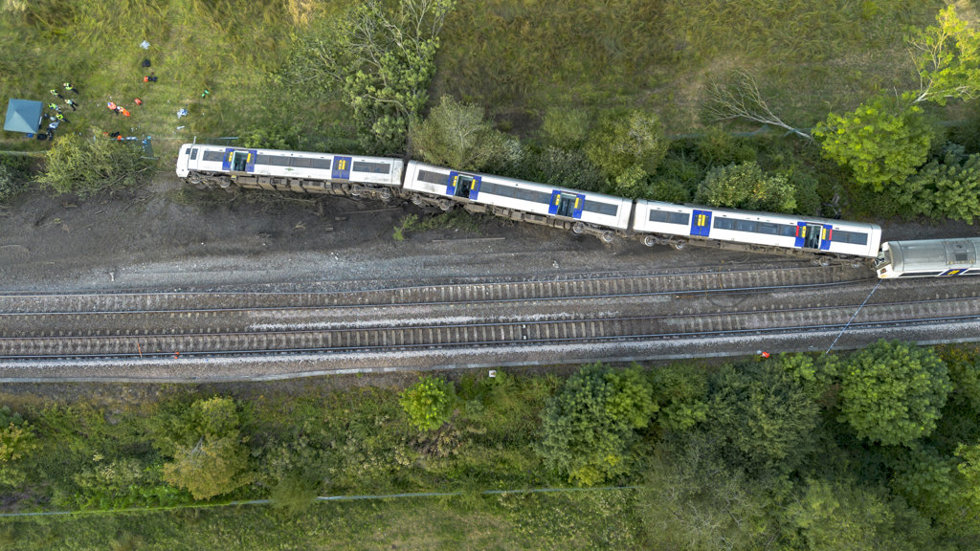 Vista aérea de un tren descarrilado en Lewes