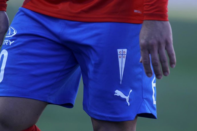 Archivo - Futbol, Universidad Catolica vs Santiago Wanderers Cuartos de final - vuelta, Copa Chile 2024.  Detalles en camiseta de Universidad Catolica durante el partido de cuartos de final de Copa Chile 2024 contra Santiago Wanderers disputado en el esta