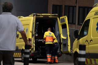 Archivo - Arxiu - Uns sanitaris treballen en una ambulància, a 16 de juliol de 2024, a Barcelona, Catalunya (Espanya).