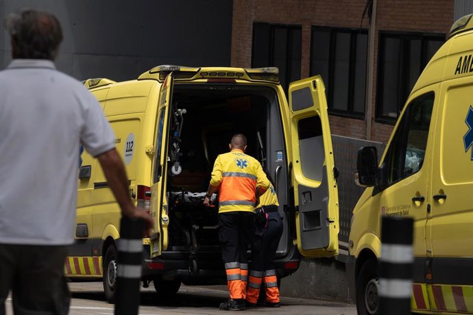 Archivo - Arxiu - Uns sanitaris treballen en una ambulància, a 16 de juliol de 2024, a Barcelona, Catalunya (Espanya).