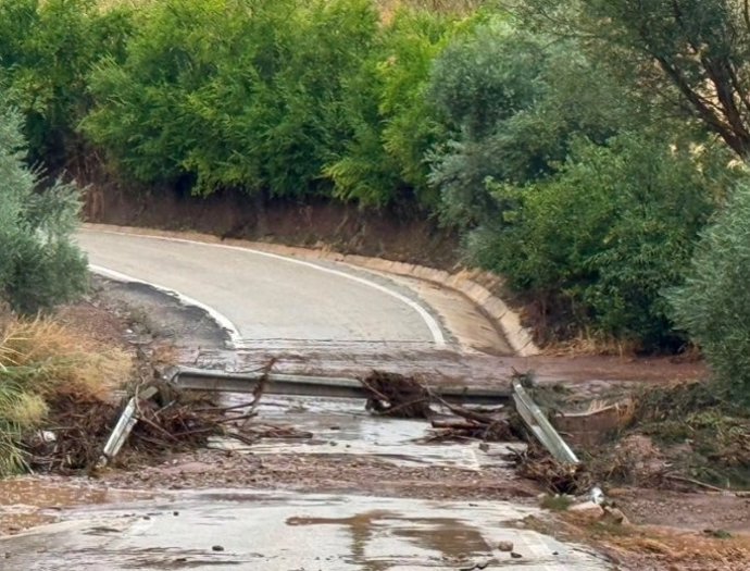 Una carretera afectada por la lluvia.
